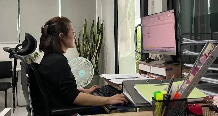 ทีมงานกำลังประชุมและตรวจทานเอกสารสำหรับการตรวจสอบงบการเงินประจำปี